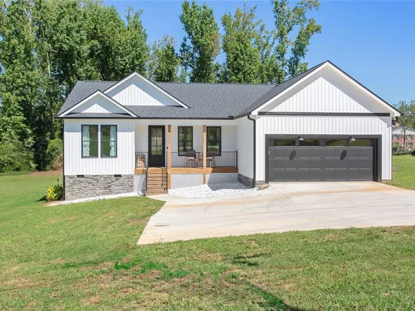 302 W Quincy Rd, Seneca, SC 29678