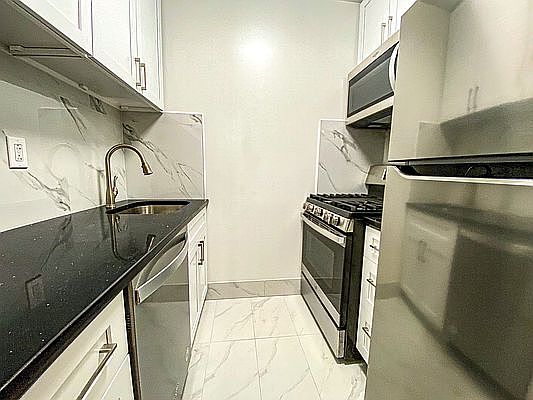 4th image of 235 E 40th St APT 16J