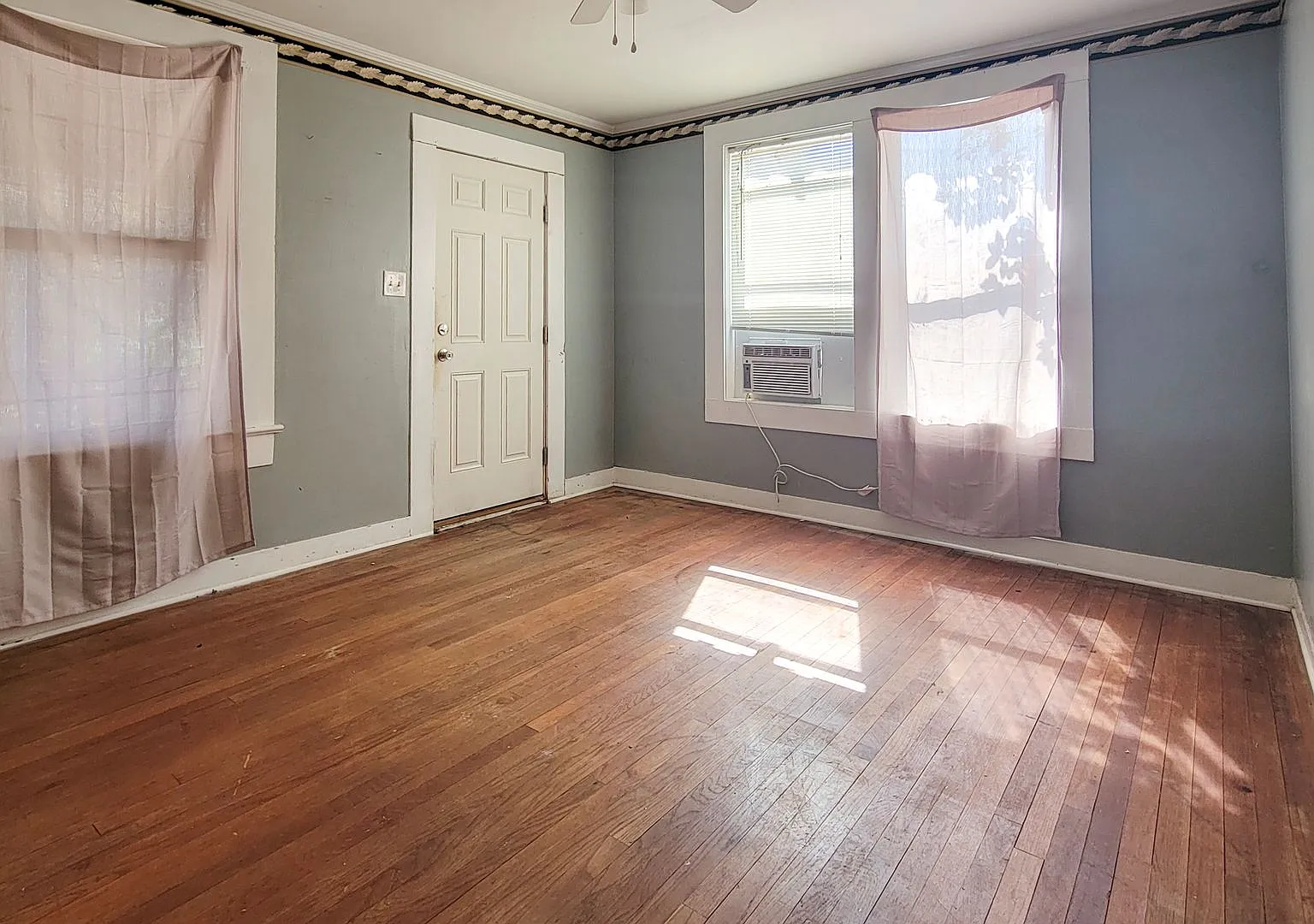 Large 2/1 Garage Apt on Flowers — Photo 3