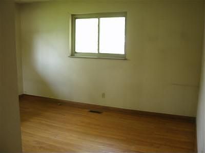 4th image of 8 Villa Dr