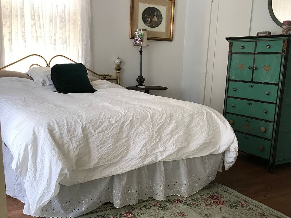 Queen size bed, bathroom en suite