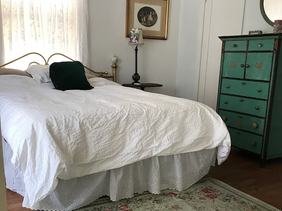 Queen size bed, bathroom en suite