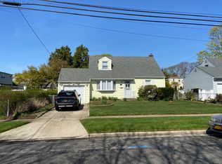 51 Crestwood Blvd, Farmingdale, NY 11735