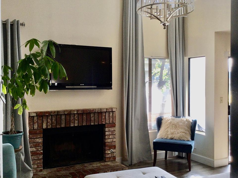 Living Room/Fireplace w/ 13ft ceilings