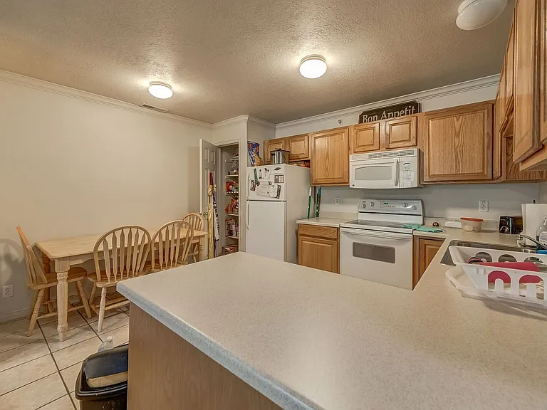 595 N University Ave #220 — Photo 6