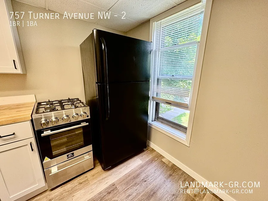 Updated1 Bed/1 Bath — Photo 2