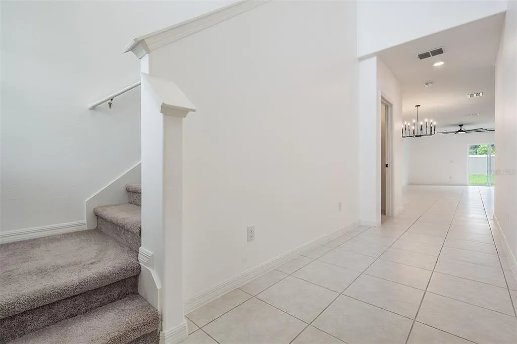5 bed, 2.5 bath, 2389 sqft, $2,800 — Photo 2