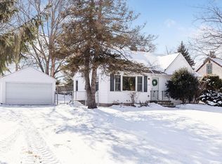 1126 Laurie Rd W, Roseville, MN 55113