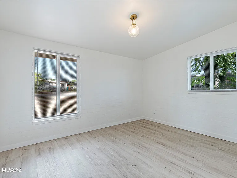 227 S Avenue B — Photo 20