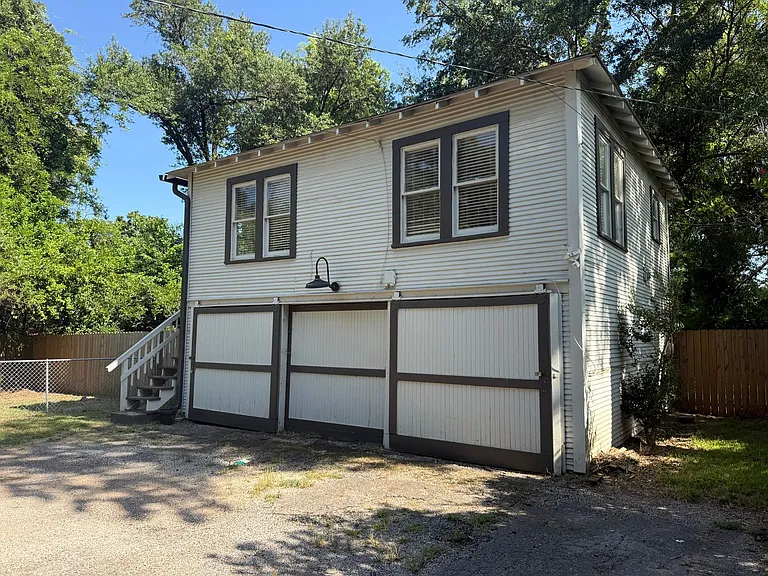 606 W Dobbs St — Photo 1