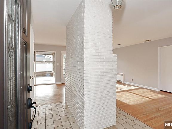 3rd image of 27 BRIARCLIFF Road