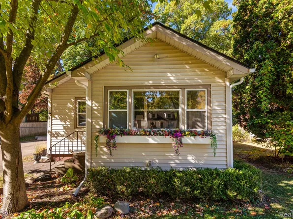 4209 La Forest Dr, Waterford, MI 48329