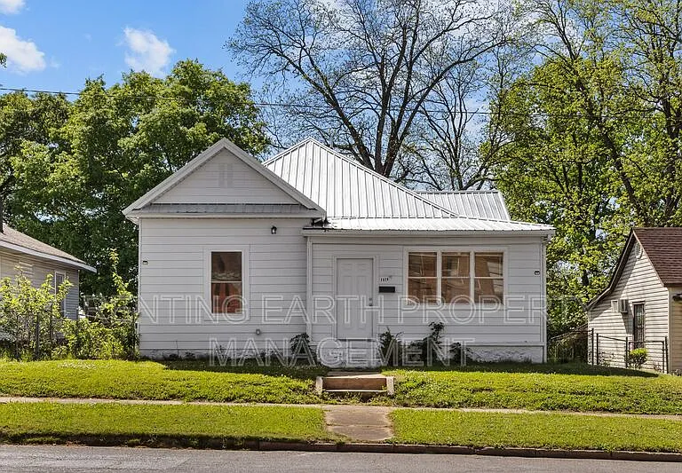 2028 Avenue V — Photo 4