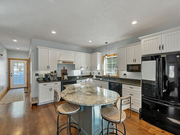 3rd image of 71 Deer Run Drive