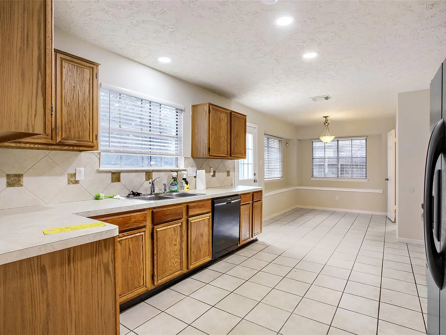 3 bed, 2.5 bath, 2128 sqft, $1,900 — Photo 4