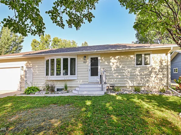 151 Victoria Ct, Grand Forks, ND 58201
