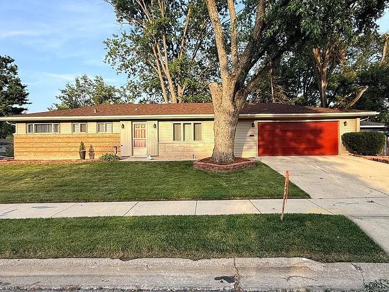 471 Tomahawk St — Photo 1