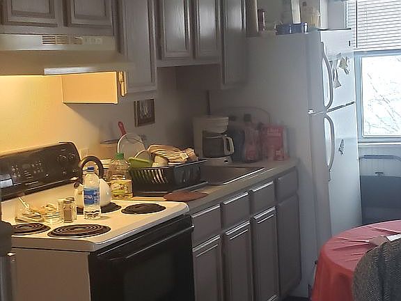 KITCHEN IN 1 APT .