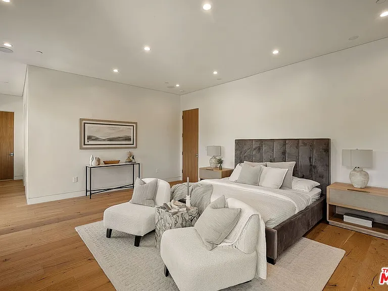 14812 Morrison St — Photo 43