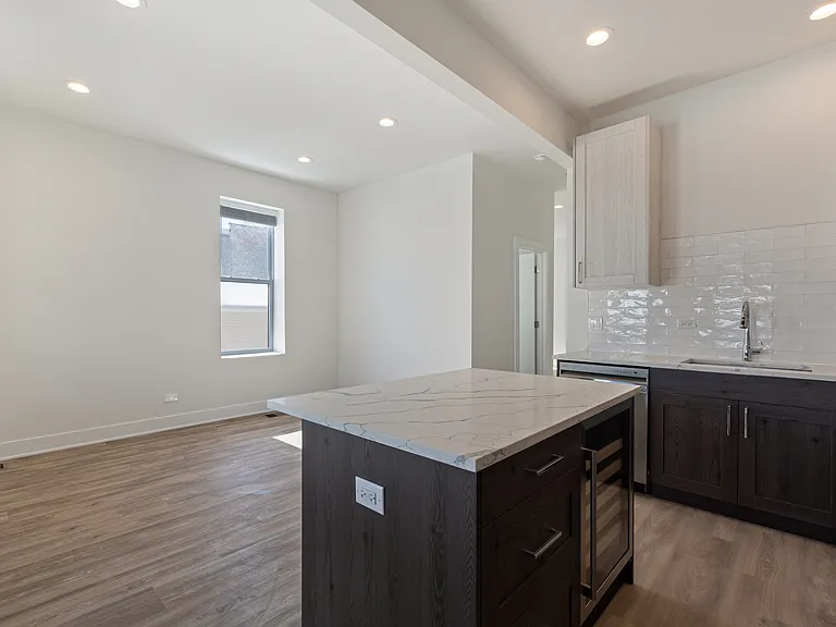 2833 N Whipple St #1R — Photo 6