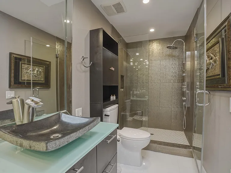 21620 Burbank Blvd #15 — Photo 16