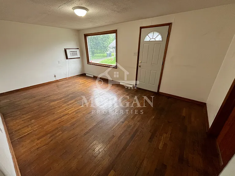 319 Lincoln St — Photo 2