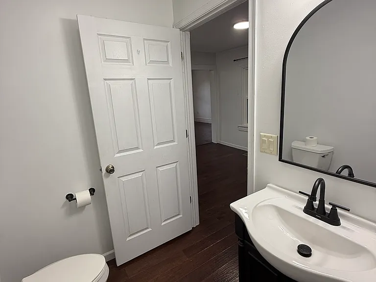 976 E Market St — Photo 3