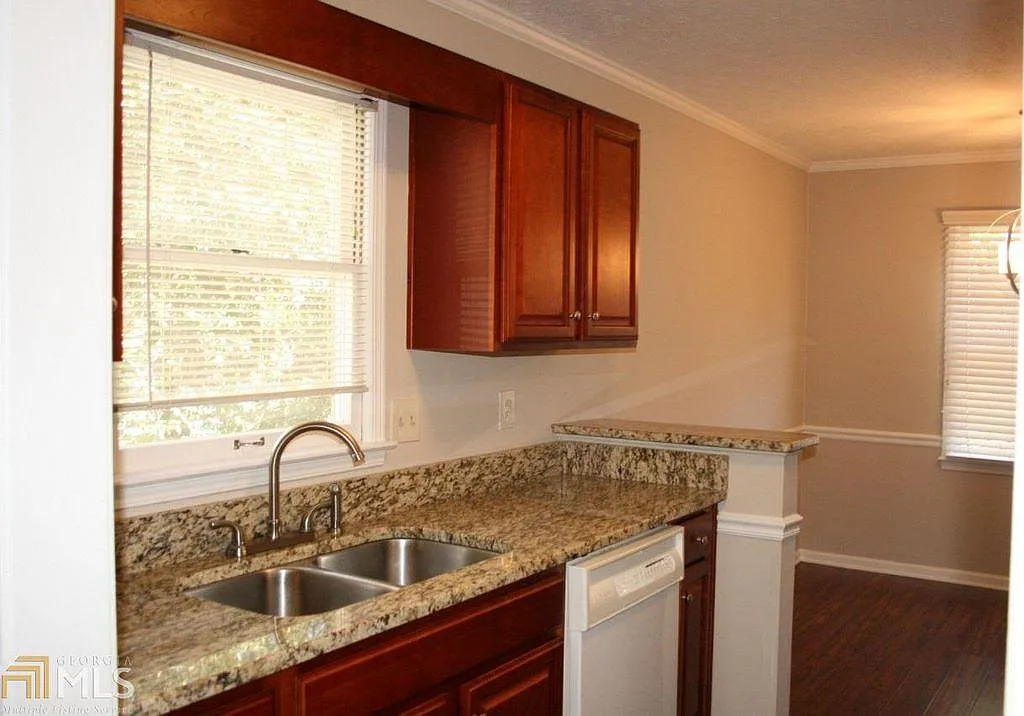 2 bed, 1256 sqft, $1,560 — Photo 2