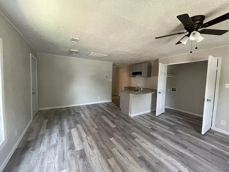 136 N Bond Ave — Photo 7