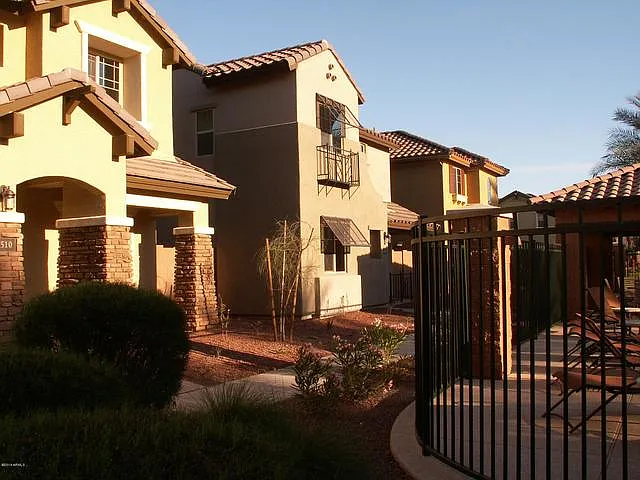 2508 E Vermont Dr — Photo 2