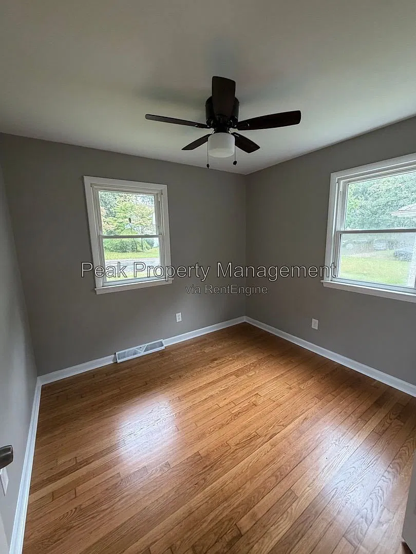 3 bed, 1.0 bath, 1060 sqft, $1,700 — Photo 4