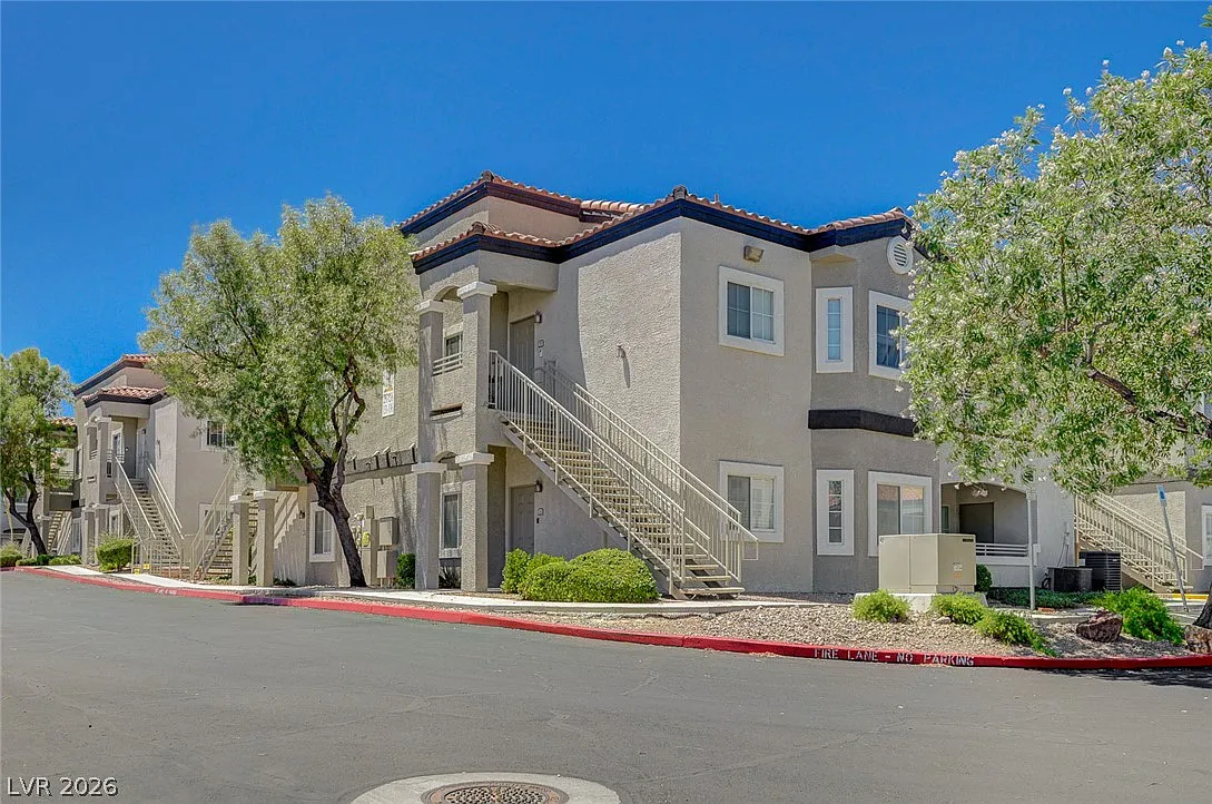 3 bed, 2.0 bath, 1409 sqft, $1,690 — Photo 1