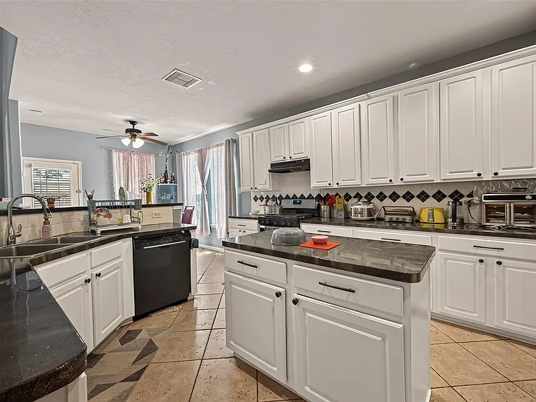 8910 Aberdeen Park Dr — Photo 17