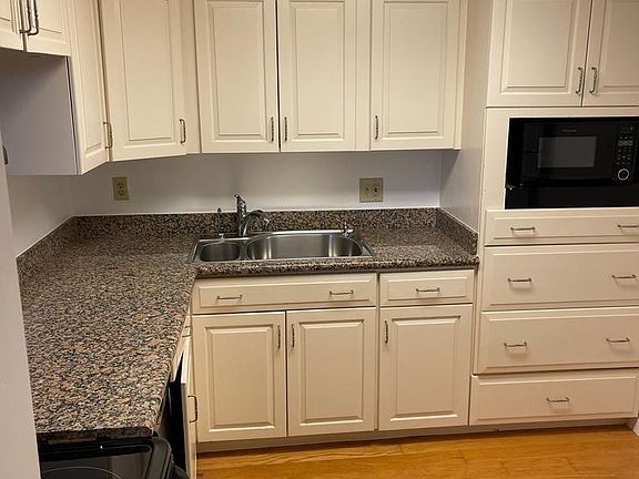 4th image of 480 EXECUTIVE CENTER Drive #3H