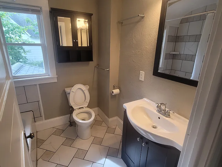 1123 W North St — Photo 5