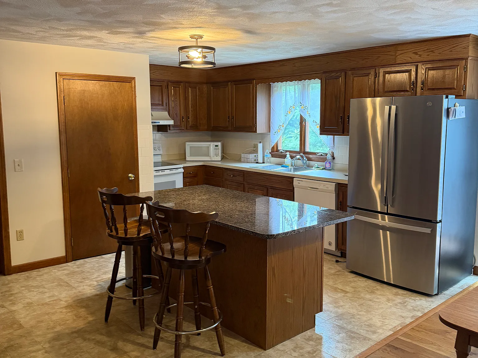 2 bed, 1.5 bath, 1450 sqft, $2,600 — Photo 2
