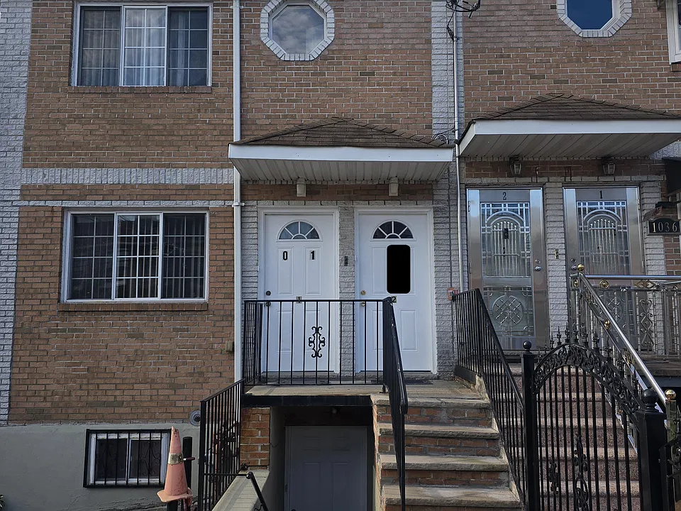 E 217th St