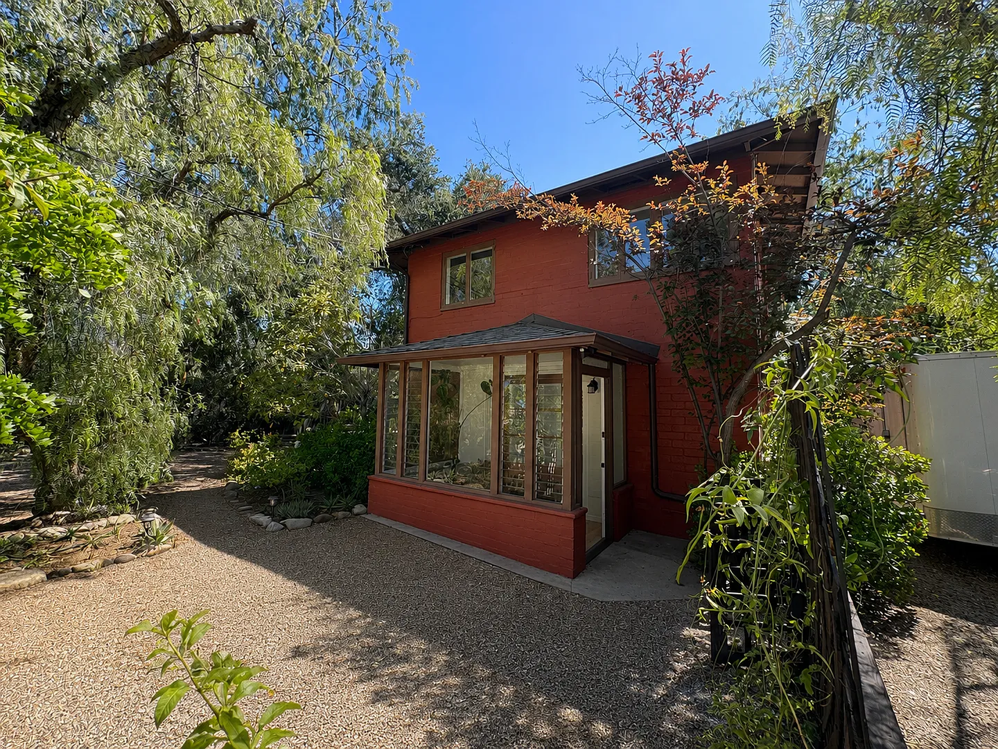 Charming 2 Bedroom Ojai Home with All Utilities Included — Photo 4
