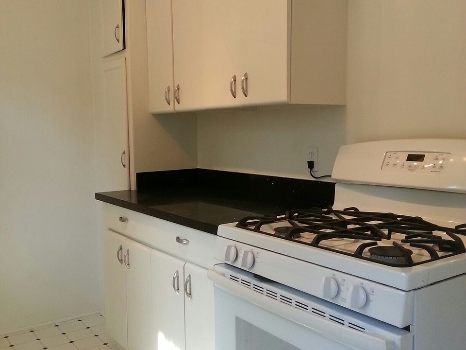 2nd image of 2505 N Beachwood Dr APT 4