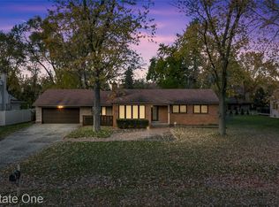 2360 Pine View Dr, West Bloomfield, MI 48324