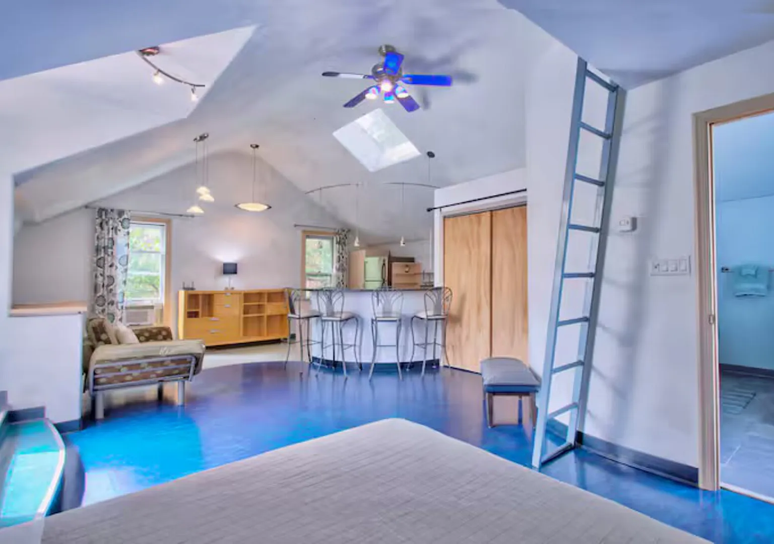 Unique Carriage House apartment — Photo 2
