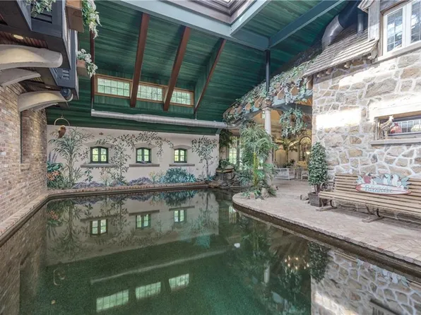 2550 Vineyard Rd N, Saunderstown, RI 02874