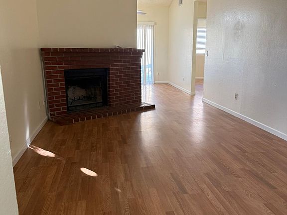 Livingroom with Fireplace