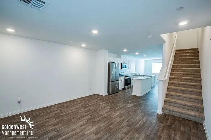 3 bed, 2.0 bath, 1716 sqft, $2,250 — Photo 2