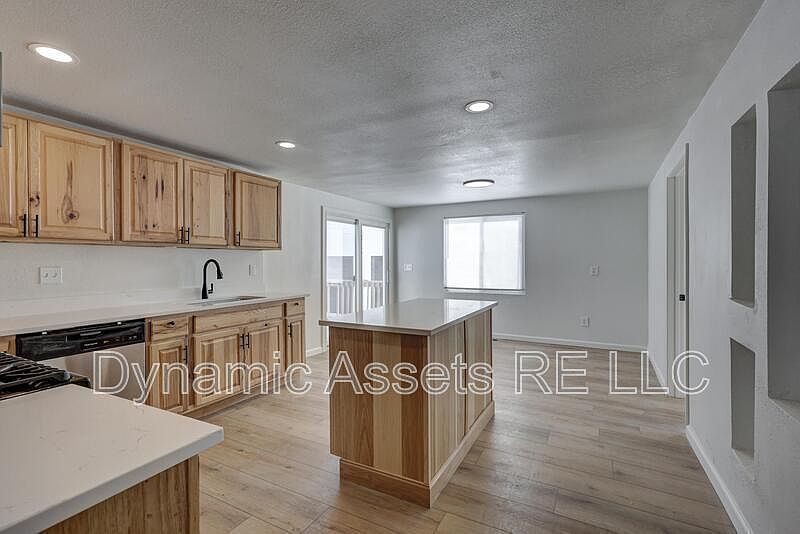 1st image of 410 Fieldcrest Dr