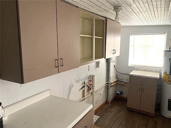 3rd image of 10 Cedar St