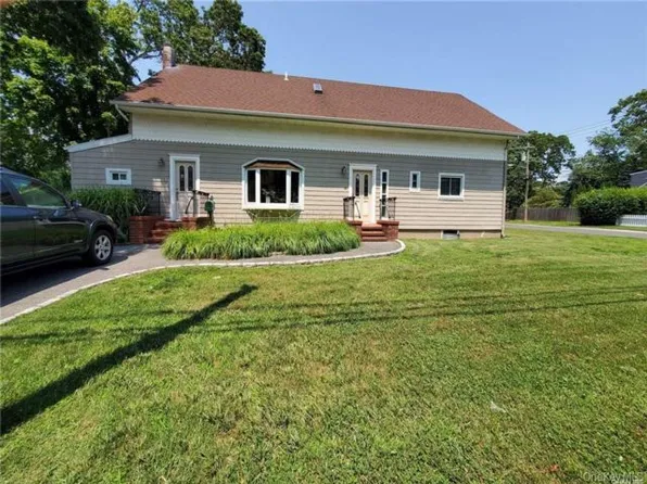 46 Laurel Ave, East Islip, NY 11730