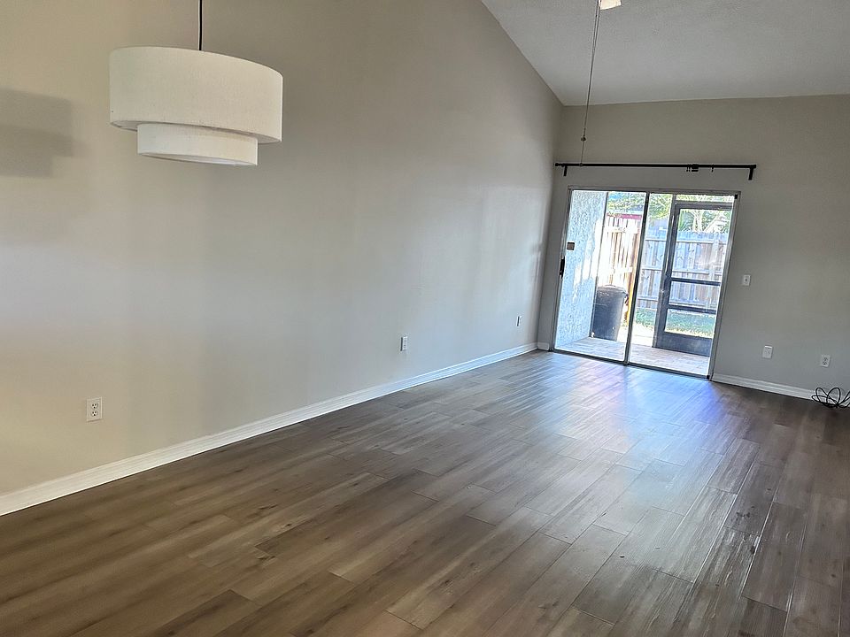 Living/dining combination with vaulted ceiling
