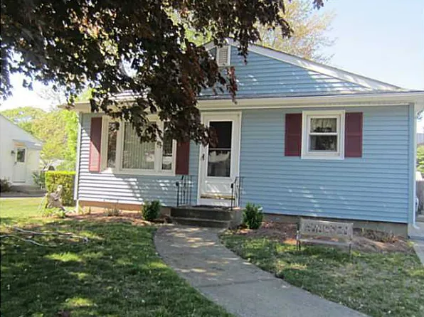 34 Dearborn Dr, Riverside, RI 02915