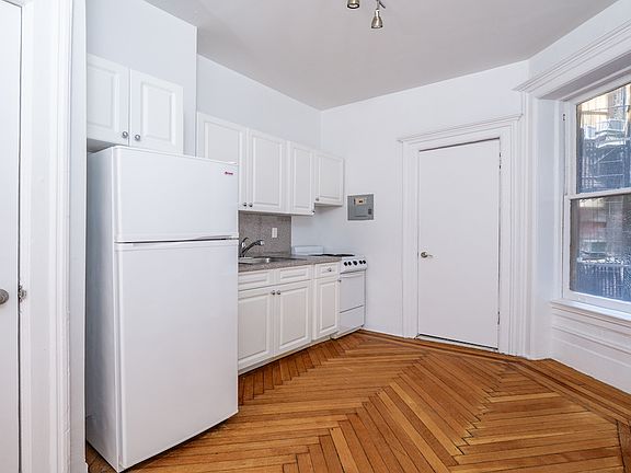 3rd image of 26 W 27th St APT 32